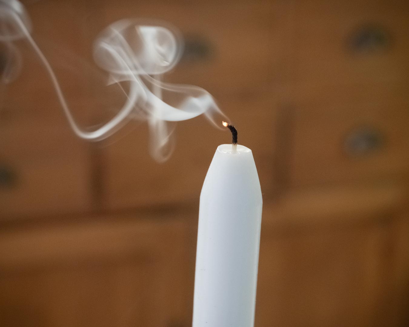 Bougie tout juste éteinte avec fumée s’échappant de la mèche.